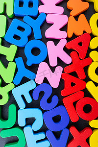 c字母logo摄影照片_用木头做的彩色字母