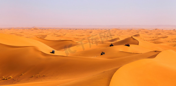 游客在撒哈拉沙丘驾驶四轮驱动车和全地形车