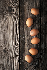 在一张木桌上的鸡蛋