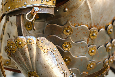 古代骑士盔甲的零件。中世纪的概念。金属质感