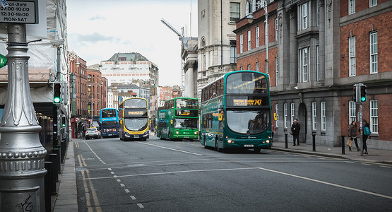 沿着爱尔兰都柏林行驶的爱尔兰典型巴士