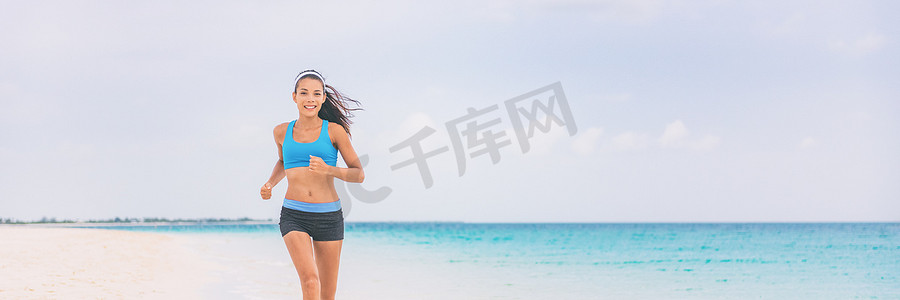 健康跑步的女孩在海滩上慢跑训练有氧运动。