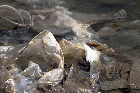 废塑料、地表水中脏塑料袋、废塑料袋不分解垃圾、污染自然生态水脏、废水、腐烂的水背景、废塑料袋