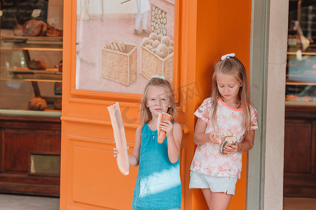 巴黎最可爱的孩子们享用新鲜脆法棍面包