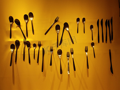 黄墙上的叉子、勺子和刀子