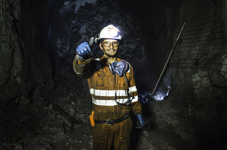 竖井摄影照片_矿井里的矿工。