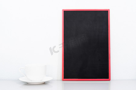 黑板背景边框摄影照片_黑板模型和咖啡杯