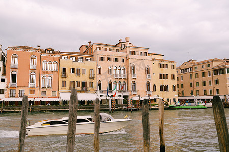 虫洞穿梭摄影照片_Vaporetto - 河上电车，穿梭船，威尼斯岛屿部分的主要交通工具。