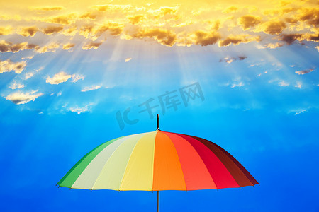 天空下的彩虹伞