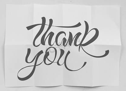 字感恩摄影照片_在弄皱的纸上显示设计词“谢谢”作为概念