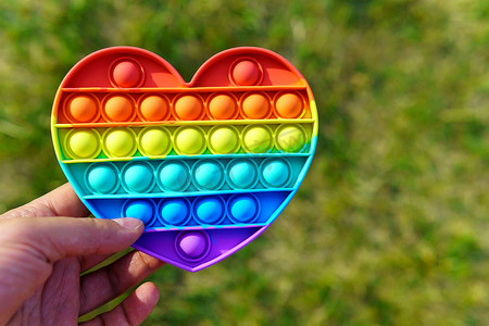 五颜六色的玩具以心脏的形式弹出它在手特写