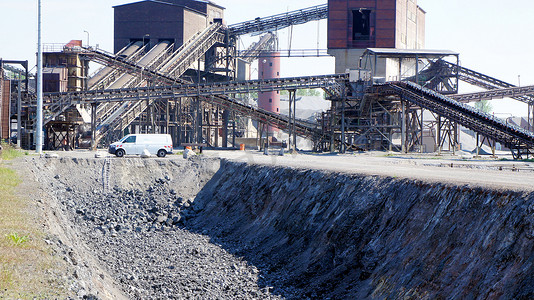 钢厂摄影照片_大型钢厂和炼铁厂场地上的排渣槽
