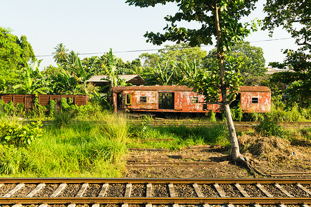 科伦坡火车站附近铁轨上废弃的铁路车厢