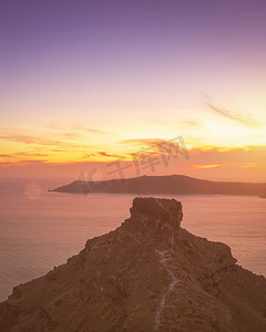 酒店图摄影照片_日落海景，俯瞰火山口和 vi 中的大海