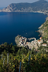 vernazza摄影照片_韦尔纳扎 (Vernazza)，五渔村的一个村庄和葡萄园。