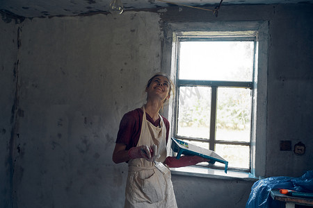 女人油漆房子装修室内装修画家