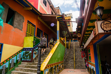 热闹的场景摄影照片_哥伦比亚瓜塔佩市中心的彩色楼梯，建筑物上有彩色图案。