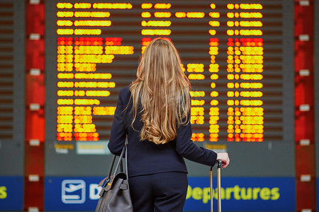 国际机场航站楼提着手提行李的女人，看
