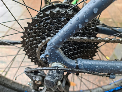 带金属辐条的自行车车轮的选择性聚焦特写视图