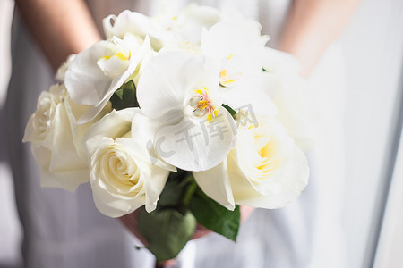 白玫瑰和兰花的婚礼花束