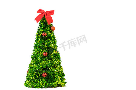 孤立的人造绿色圣诞树，上面有红球和弓，复制空间