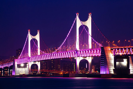 广安大桥和海云台在晚上在釜山，韩国