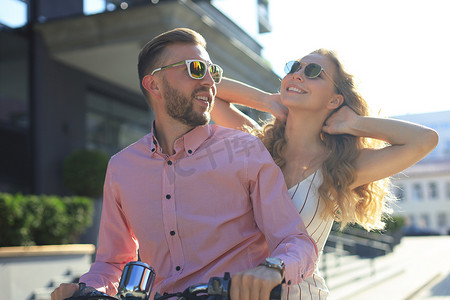 燃购生活节摄影照片_年轻漂亮的夫妇骑着摩托车。