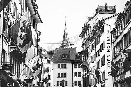 历史悠久的老城区、靠近市中心 Bahnhofstrasse 大街的商店和豪华商店、瑞士建筑和瑞士苏黎世旅游目的地的复古单色景观