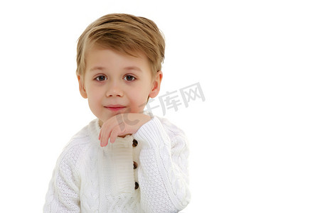 孩子生气摄影照片_小男孩皱着眉头。在白色背景下被隔离。