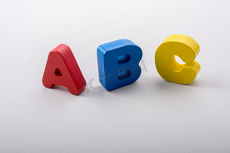 白色字母表中的 abc 字母