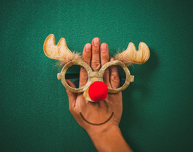 用圣诞驯鹿和 re 装饰的圣诞眼镜