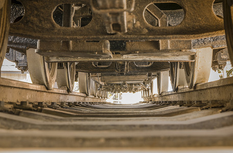 铁轨之间机车的底视图