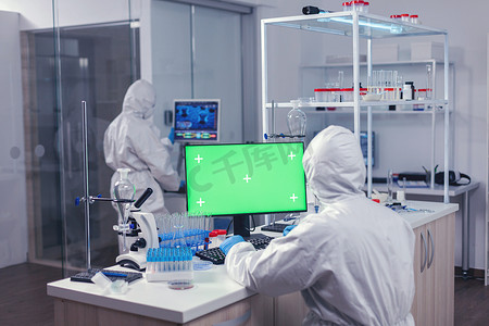 科学家使用带绿屏的计算机进行实验