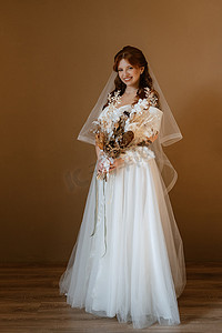 婚礼红摄影照片_穿着白色婚纱的红头发新娘女孩的画像