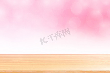 空木桌地板在模糊的散景柔和的粉红色白色渐变背景上，木板空在粉红色散景彩色浅色阴影上，彩色散景灯渐变柔和，用于横幅广告产品