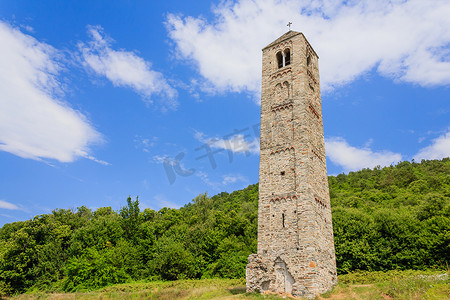 山水灰色摄影照片_圣马丁岛孤独的中世纪石钟楼，称为“Ciucarun”