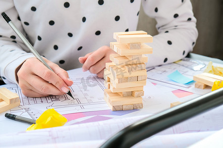 建筑师设计师室内创意工作手在房屋的桌面建筑规划上玩块木游戏，调色板。