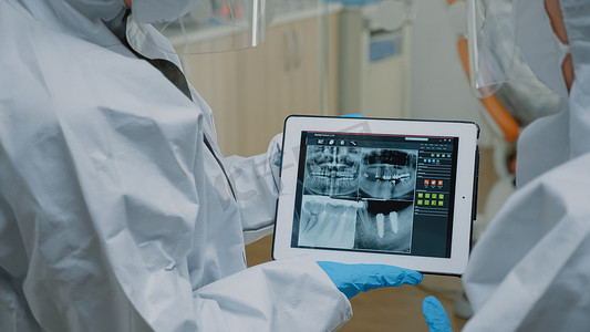放射防护摄影照片_在现代平板电脑上关闭牙齿射线照相扫描
