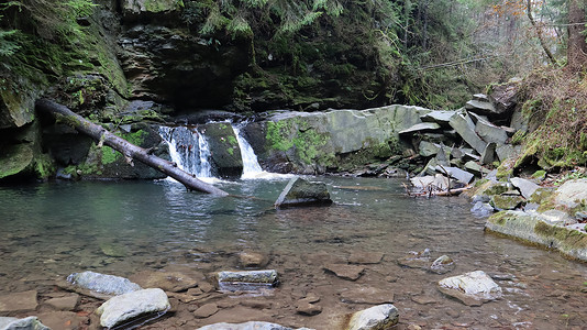 瀑布位于有石墙的小峡谷中。
