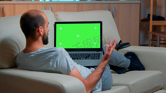 带有模拟绿屏色度键显示的专注人看笔记本电脑