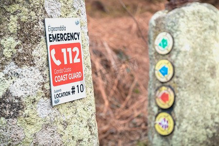 爱尔兰霍斯远足路径上的紧急呼叫标志