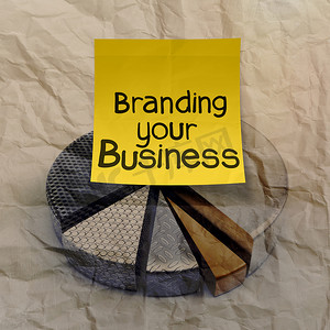 商业的本质摄影照片_用饼图皱巴巴的回收纸来打造您的企业品牌