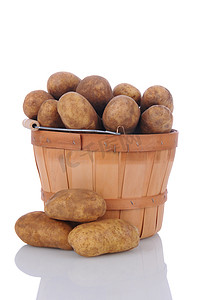 赤褐色摄影照片_装满土豆的篮子