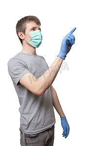 戴蓝色手套的男人，防护药面罩用手指向上