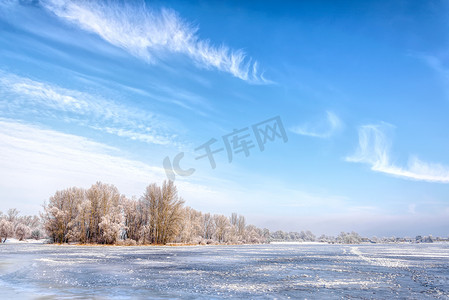 雪冰水摄影照片_第聂伯河上的冰水、雪和冰