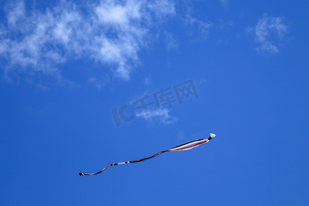 风筝长尾飞在蓝天上。