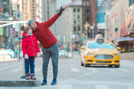 纽约市度假期间，父亲和小孩在时代广场的家庭