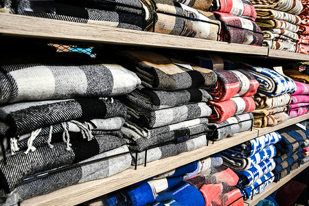毛织品摄影照片_堆放着不同、色彩缤纷的纺织材料。