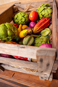 火龙果大棚摄影照片_一个装有装饰食物的木盒