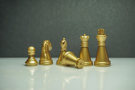 王者游戏游戏摄影照片_黑色背景上带有反射玻璃的棋子或棋子